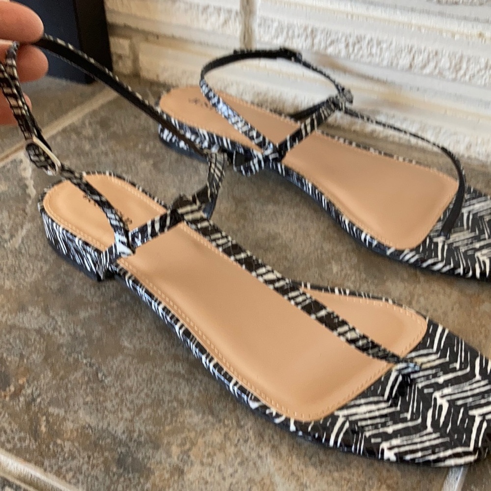 HP⭐️ JUSTFAB NWOT On the Run Black & White Chevron Thong Strap S… - Picture 3 of 9